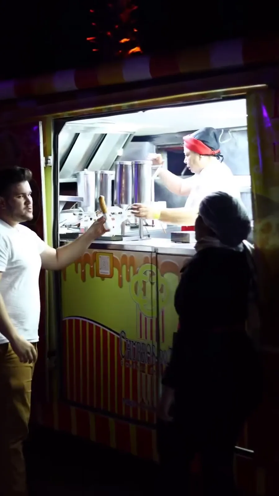 Atendimento do Churros do Tio em evento noturno