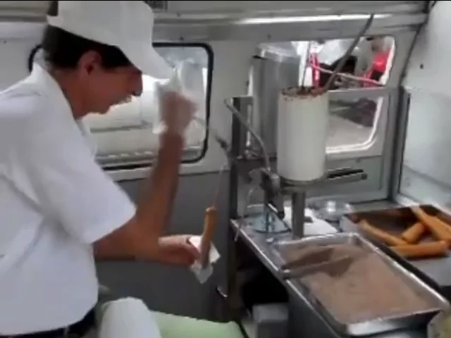 Preparo artesanal do churros nos primeiros anos do Churros do Tio