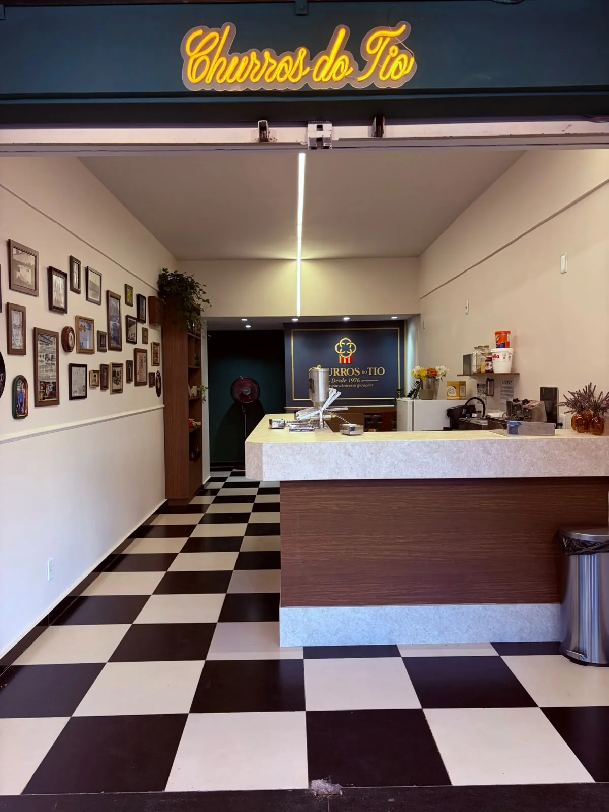 Interior da loja física do Churros do Tio